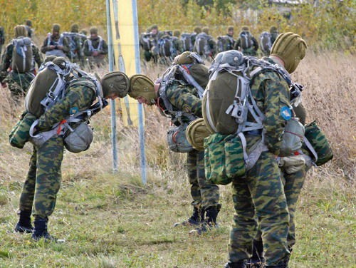 Binh sỹ của lực lượng đổ bộ đường không Nga đang chuẩn bị dù cá nhân (ảnh minh hoạ)
